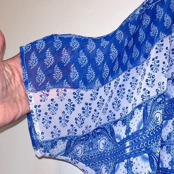 Show me your MuMu sheer blouse/top/tunic. Size Small Blue/White - V Neck - Picture 4 of 7